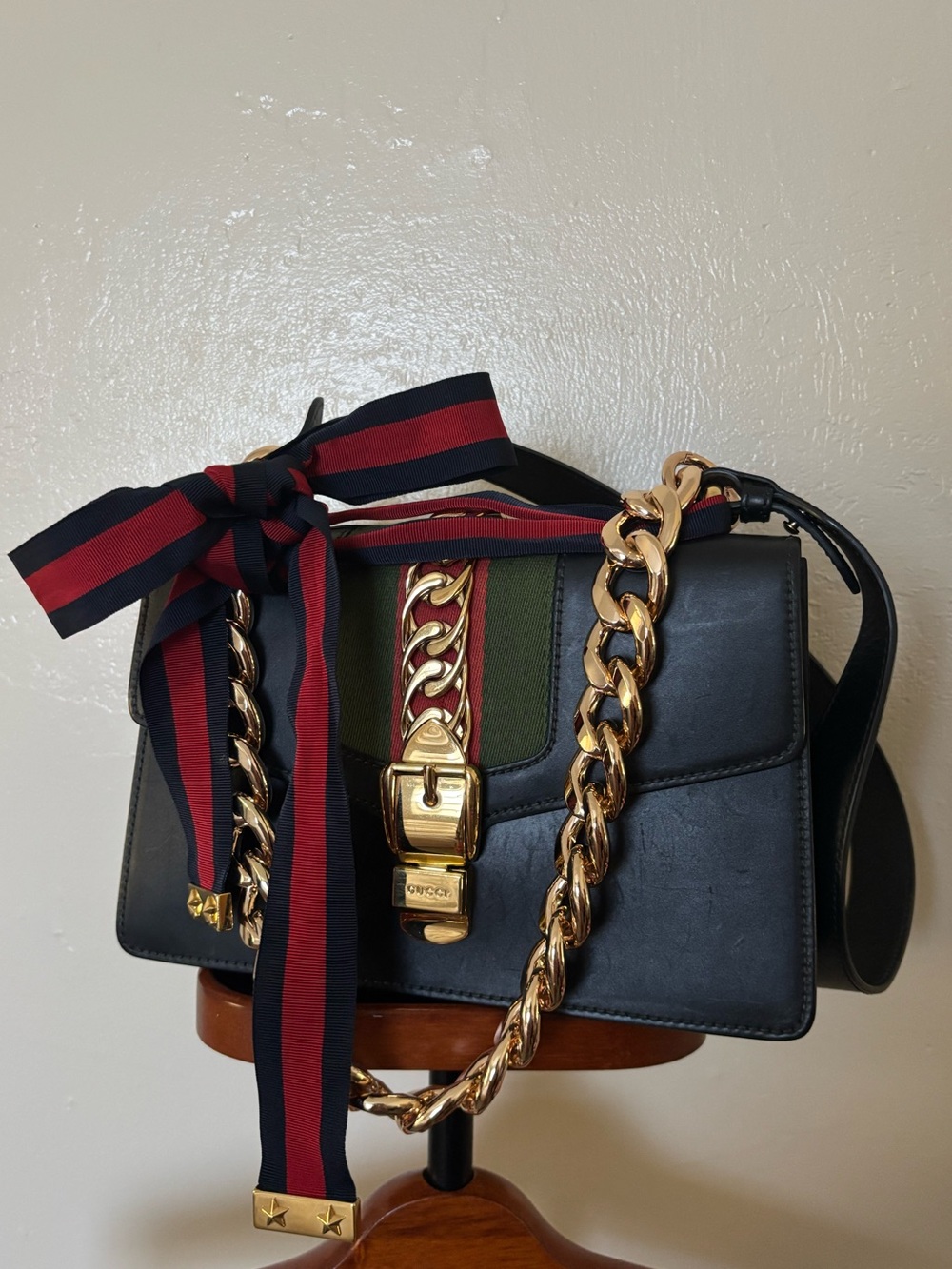 Gucci Sylvie Black Leather Shoulder Bag with Gold Chain and Red-Green Accent - Picture 15 of 17